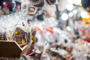 Polonya 'nın Gdansk şehrinde yeni yıl için Noel pazarında lezzetli zencefilli kurabiyeler.