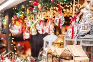 Güzel Noel ağacı süslemeleri ve baloları bir Noel fuarında sergilenir.