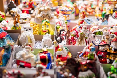 Güzel Noel ağacı süslemeleri ve baloları bir Noel fuarında sergilenir.