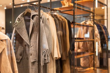 Kışlık giysiler askılarda bir mağazada bir alışveriş merkezinde bir vitrinde