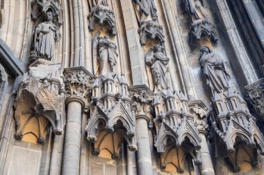 Hamburg, Almanya, tarihi Aziz Niklas Kilisesi 'nin mimari cephesini yerle bir eden dönüm noktası manzarası