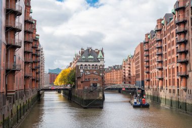 Hamburg Almanya, 12 Ekim 2025, Speicherstadt Hamburg limanındaki şehir merkezi.