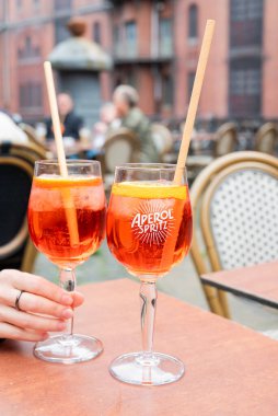Hamburg Almanya, 12 Ekim 2025, iki bardak içki alkolik Aperol Spritz restorandaki bir barda buzlu.