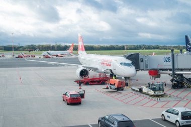 Hamburg Almanya, 12 Ekim 2025 İsviçre uçağı yolcu alımı ve servis sırasında havaalanı terminalinde