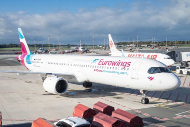 Hamburg Almanya, 12 Ekim 2025 Havaalanı Eurowings yolcu alımı ve servis sırasında