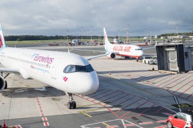 Hamburg Almanya, 12 Ekim 2025 Havaalanı Eurowings yolcu alımı ve servis sırasında