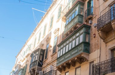 Malta 'daki balkonlarıyla ünlü binaların manzarası.