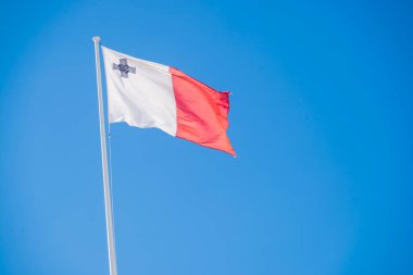 Mavi gökyüzüne karşı Malta 'nın ulusal bayrağı