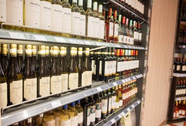 Malta, 9 Ocak 2026, gümrüksüz içki satan dükkan.