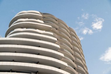 Gökyüzüne karşı modern bir binanın cephesi.