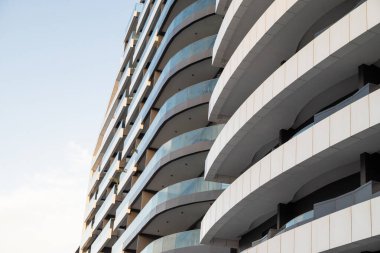 Gökyüzüne karşı modern bir binanın cephesi.