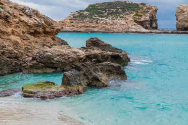 Malta 'nın Mavi Gölü' ndeki kayalar turkuaz deniz suyuyla kaplı.