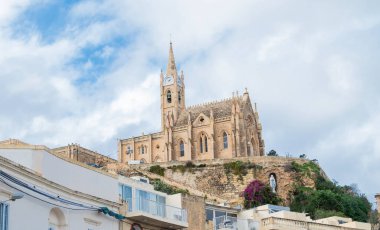 Padua 'lı Aziz Anthony Kilisesi, Malta' nın Gozo adasındaki şehir manzarası..