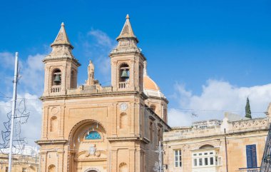 Marsaxlokk Limanı. Malta, Pompei Kilisesi Hanımı 'nın manzarası..