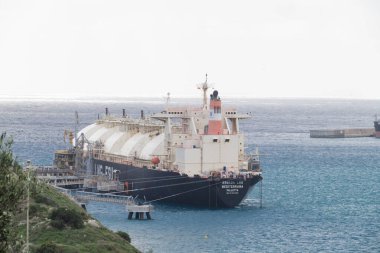 Malta Marsaxlokk Limanı, 8 Ocak 2026, körfezdeki konteynır kargo limanının manzarası.