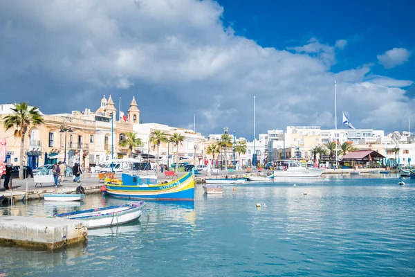 Marsaxlokk Limanı. Malta, 7 Ocak 2026. Koyun ve sahilin manzarası Denizde renkli teknelerle.