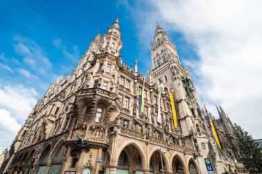 Münih Almanya, 25 merhum 2025, Marienplatz Meydanı 'ndaki Münih Belediye Binası zengin bir cephe ve saat kulesine sahip muhteşem bir neo-gotik bina..