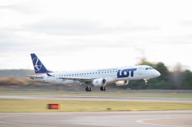 Gdansk, Polonya, 28 Aralık 2025, Lot Havaalanı 'na iniş yapan bir uçak.