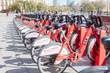 Barselona İspanya, 19 Şubat 2026, Barcelona 'daki bir istasyonda kırmızı halka açık bisiklet sırasına yakın çekim. Sürdürülebilir şehir ulaşımı, çevre dostu şehir ulaşımı ve bisiklet paylaşım sistemi.