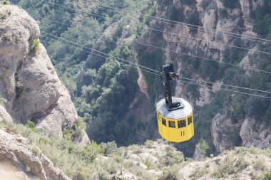 Sarı teleferik kabini 