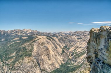 Dağlar karla kaplı ve gökyüzü berrak. Manzara nefes kesici ve huzur verici.