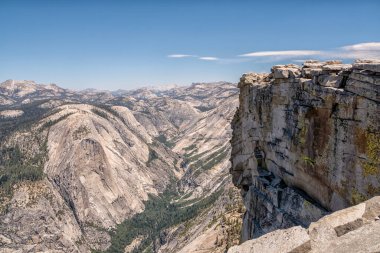 Dağlar karla kaplı ve gökyüzü berrak. Manzara nefes kesici ve huzur verici.