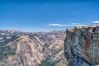 Dağlar karla kaplı ve gökyüzü berrak. Manzara nefes kesici ve huzur verici.