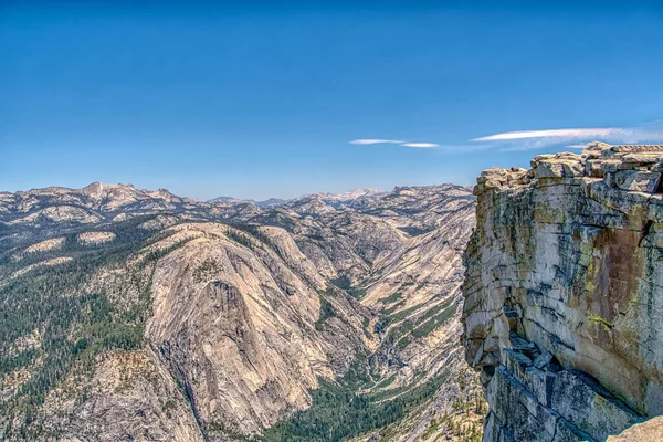 Dağlar karla kaplı ve gökyüzü berrak. Manzara nefes kesici ve huzur verici.