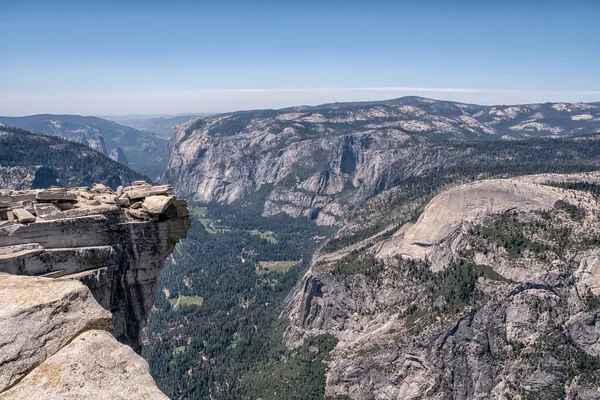Vadiyi tepeden gören bir dağ sırası. Gökyüzü açık ve güneş parlıyor.