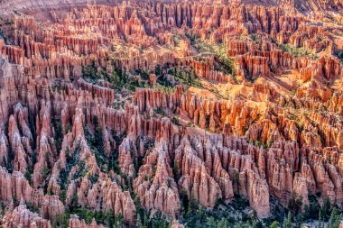Bir sürü kırmızı ve turuncu kaya oluşumları olan bir dağ sırası. Renkler canlı ve manzara nefes kesici.