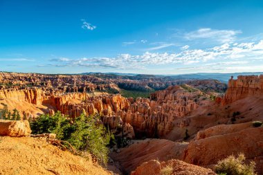 Gökyüzü mavi ve dağlar turuncu. Dağlar çok yüksek ve gökyüzü çok berrak.