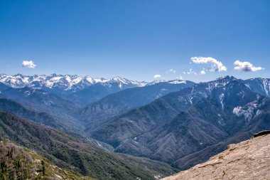 Dağlar karla kaplı ve gökyüzü berrak. Manzara nefes kesici ve huzur verici.