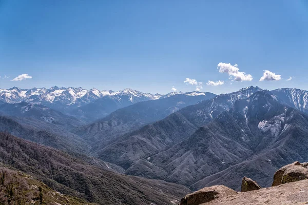 Dağlar karla kaplı ve gökyüzü berrak. Manzara nefes kesici ve huzur verici.