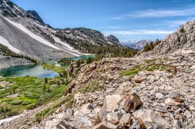 İçinden nehir akan bir dağ sırası. Nehir mavi ve dağlar beyaz. Huzurlu ve huzurlu bir sahne.