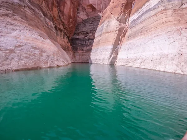 Güzel mavi bir nehir bir kanyon boyunca akar. Su sakin ve berrak, etrafındaki kayaları ve kayalıkları yansıtıyor. Sahne sakin ve huzurlu, suyun sesiyle.