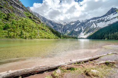 Arka planda büyük bir dağ olan bir göl. Su berrak ve sakin. Huzurlu ve huzurlu bir sahne.