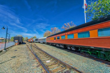 Rayların üzerine park etmiş bir tren var. Üzerinde 