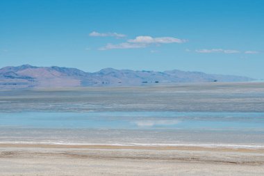 Arka planda dağlar olan güzel mavi bir gökyüzü. Gökyüzü açık ve dağlar uzakta.