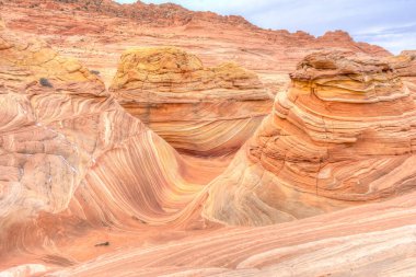 Büyük, derin bir kanyonu olan kayalık, çöl manzarası. Kanyon dağlarla çevrili ve benzersiz, dokulu bir görüntüye sahip. Manzara hayranlık ve merak uyandırır, izleyiciler uçsuz bucaksız havanın tadını çıkarırken