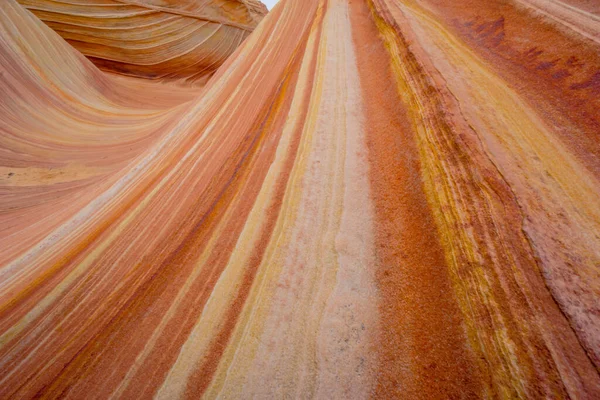 Görüntü, kayalık, turuncu ve kahverengi bir manzaranın birçok dokusuna sahiptir. Kayaların renkleri ve desenleri derinlik ve hareket hissi yaratıyor, sahneyi dinamik ve canlı hissettiriyor.