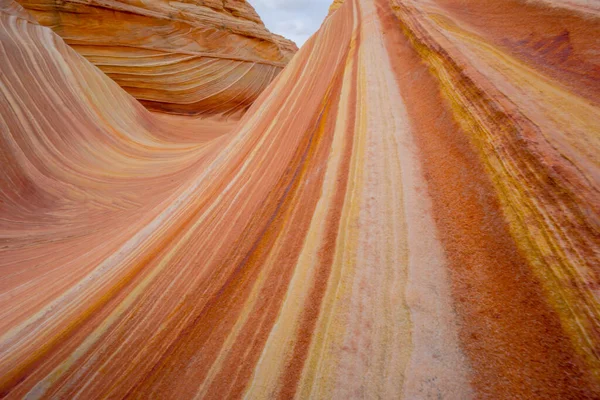 Kırmızı ve sarı renkli güzel, dolambaçlı bir kanyon. Renkler canlı ve hayranlık ve merak duygusu yaratıyor. Kanyonun eşsiz şekli.