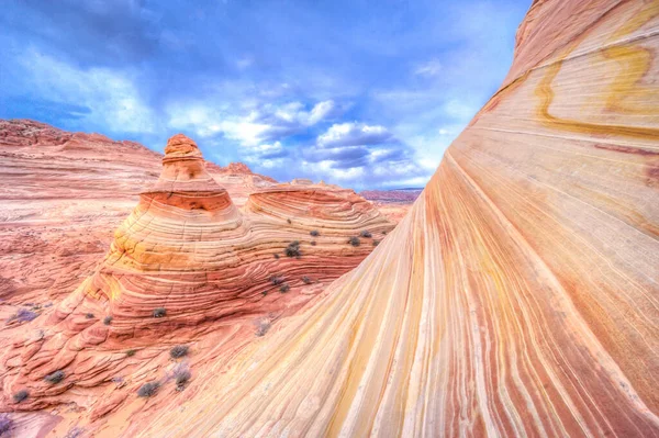 Arka planda bir dağ ve önünde bir uçurum olan güzel bir manzara. Gökyüzü mavi ve güneş parlıyor.