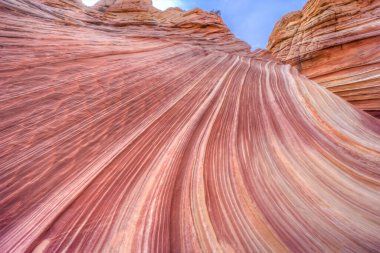 Görüntü kırmızı ve kahverengi renkli büyük, dolambaçlı bir kanyondur. Kanyon kayalarla dolu ve çok çarpıcı bir görünüme sahip. Kanyonun renkleri çok çarpıcı.