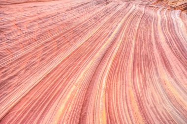 Görüntü, bir sürü çizgi ve desenle kayalık, kırmızı bir manzara. Renkler sıcak ve toprak, doğal ve engebeli bir ortam izlenimi veriyor.