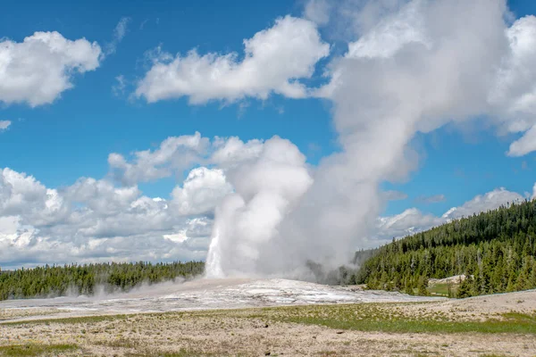 Bir tarlanın ortasında büyük bir gayzer patlar. Gökyüzü açık ve mavidir, birkaç bulut etrafa saçılmıştır. Gayzer havaya beyaz buhar saçıyor, dramatik bir şey yaratıyor.