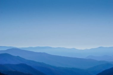 Dağlar mavidir ve gökyüzü açıktır. Dağlar çok yüksek ve gökyüzü çok mavi.