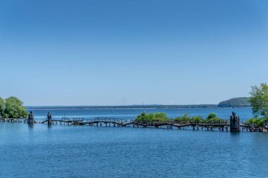 Ortasında iskele olan güzel mavi bir göl. İskele eski ve birkaç ahşap kalası var. Su sakin ve huzurlu.