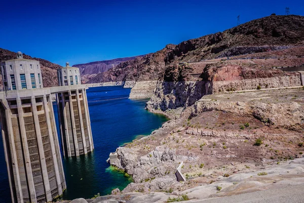 Bir köprünün üstündeki gökyüzüne büyük bir su kütlesi yansıtılır. Köprü uzun ve su boyunca uzanıyor. Sahne sakin ve huzurlu, su ve gökyüzü rahatlatıcı bir zemin sağlıyor.