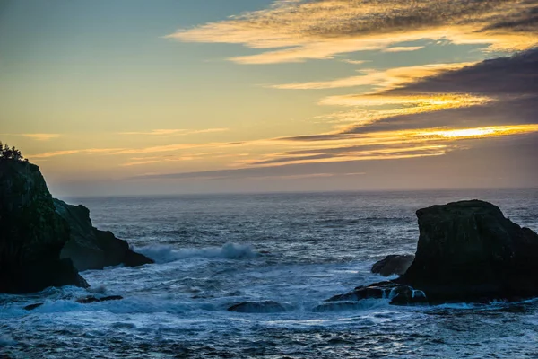 Okyanus sakin ve gökyüzü güzel turuncu bir renktir. Dalgalar küçük ve su berrak.