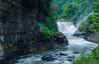 Kayalık bir nehirden bir şelale akıyor. Su temiz ve kayalar nehrin dört bir yanına dağılmış. Sahne huzurlu ve sakin, suyun sesiyle.